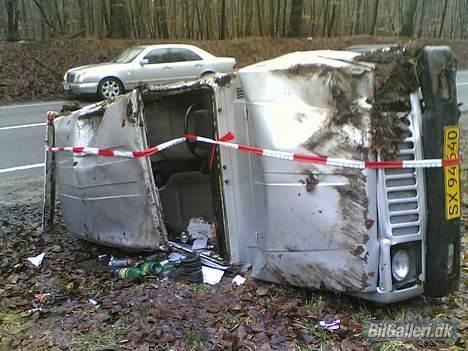 Ford ANGLIA   DØD OG BEGRAVET - sådan ser en 4x4 wd ud når man falder i søvn og nedlægger 2 vejskilte og bagefter tror bilen kan flyve og derfor tager en 10 til 14 koldbøtter min ven hvis bil det er fik ikke engang et blåt mærke HELDIG JO TAK billede 11