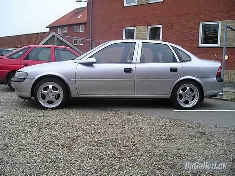 Opel Vectra B - SOLGT - Hmm det er jo aldrig let at finde fælge der passer til bilen.... dette var første forsøg... billede 2