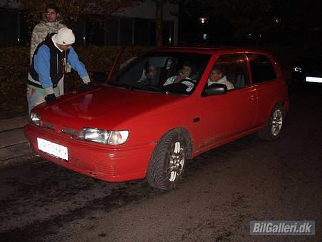 Nissan Sunny Lx. K "SOLGT" - Sammen med resten af banden.. Min ven i den anden bil havde lige kørt galt.. Ventede på falck.. billede 19