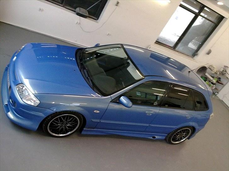 Mazda Aqua 323F BJ solgt - foto fra malerens ny værksted billede 1