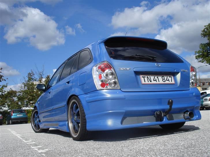 Mazda Aqua 323F BJ solgt - god røv ikke billede 3