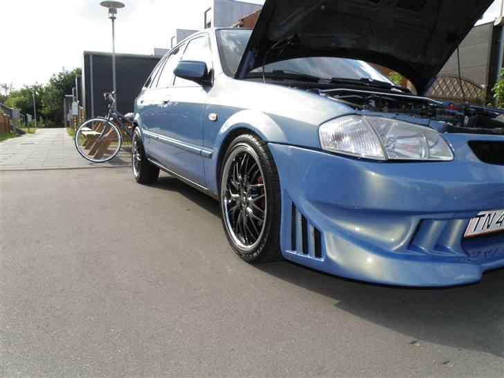 Mazda Aqua 323F BJ solgt - set fra langsiden billede 6