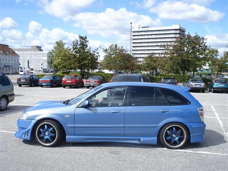 Mazda Aqua 323F BJ solgt - set fra siden billede 9