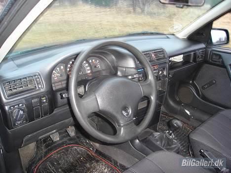 Opel Vectra A 2.0 I GL solgt - der er ikke det vilde og se men der er røde dioder i alle instrumenterne billede 1