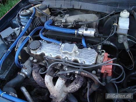 Opel Vectra A 2.0 I GL solgt - ja her har vi så far´s 2.0I min store stoldhed den ser lidt tridst ud fordi jeg er ikke færdig med at montere blå slanger i motoren  billede 2