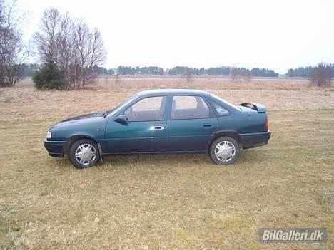 Opel Vectra A 2.0 I GL solgt - ja den er ikke så køn men den er nysyndet og den var billig men den skal klart sænkes. billede 4