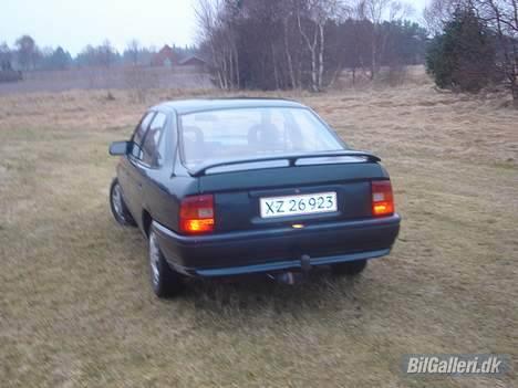Opel Vectra A 2.0 I GL solgt - her har vi si bagenden med sugrør med min 2x100mm potte kommer snart på det kommer til at se fedt ud bare vent og se billede 5