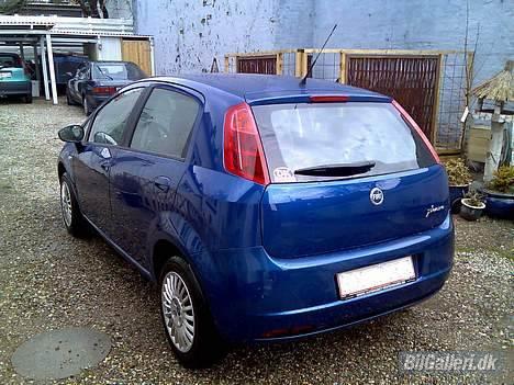 Fiat Grande Punto Dynamic - Her kan man rent faktisk ane den gamle bil jeg også har.. En Gammel Carina der holder Oppe til Højre billede 5