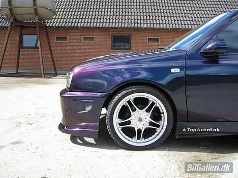 VW Golf 3 - Bemærk, at den er så klar i lakken man kan se skyerne i forskærmen billede 1