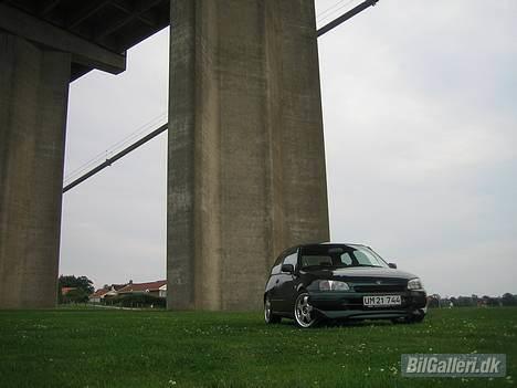 Toyota Starlet 1.3 16V Turbo - på en dejlige plæne under en bette bro! :0) billede 13