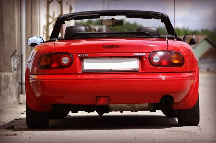 Mazda MX5 (RIP!) - Sådan en Mx5 er pænest bagfra - mangler bare en ordentlígt udstødning billede 4