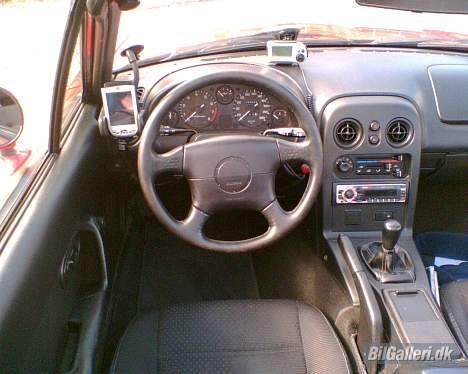 Mazda MX5 (RIP!) - Det ret snævre, men behagelige cockpit billede 5