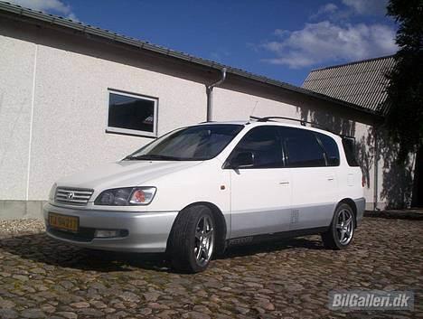 Toyota Sportsvan - Også her kan man se de tonede ruder... billede 19