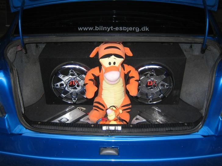 Opel astra f sedan solgt - lidt basser og et tigerdyr billede 5