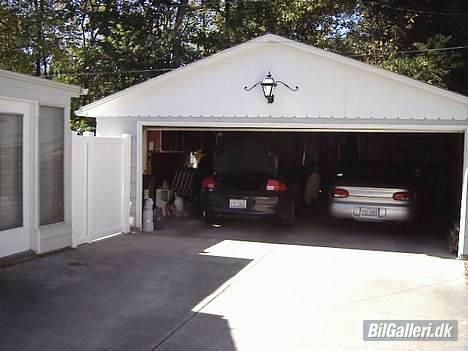 Cadillac DeVille SOLGT - Der holder den gamle Dodge intrepid, den har vi ikke mere, den anden er en fin Chrysler uden tag ;D billede 9