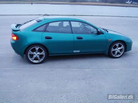 Mazda 323f BA SOLGT billede 8