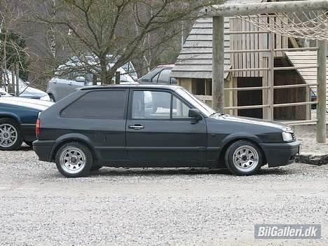 VW polo coupé 2F (DØD) - så kom der nogle ordenlige fælge på øsen, hold da kæft det pyntede. billede 8