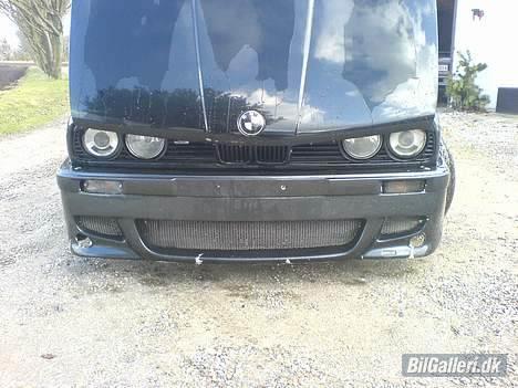 BMW e30  - giver lidt en ide om hvordan det vil se ud når der bliver svejst øjenskygge i motorhjelmen. billede 3