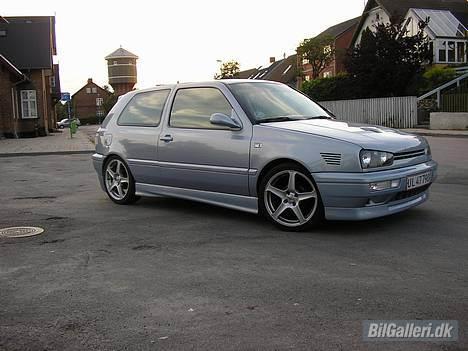 VW Golf III GL *SOLGT* - Så der kommet sideskørter på... :-D billede 7