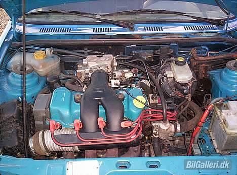 Ford Fiesta 1600CVH Solgt - Her er billede af maskineriet, 1,6 8v fra en escort. Jeg har lånt billedet fra den forrige ejers profil, regner ikke med han har noget imod det, da jeg ejer bilen nu. Mit cam løb nemlig tør for strøm da jeg var ude og ta billeder så I må lige nøjes.. billede 9