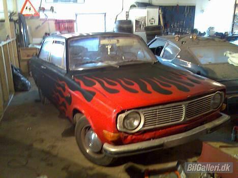 Volvo 142 "Flamin' Moe" - Afmaskning fjernet, før outlining af flammer billede 10