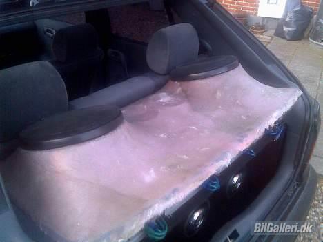Skoda felicia 1,6 NOS **SOLGT** - her kan man se hvordan den nye hatte hylde ca kommer til at se ud mangler dog en del endnu. billede 18