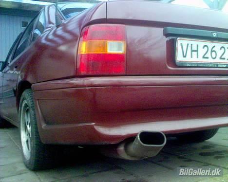 Opel Vectra a SOLGT! - Udstødningen sad fast da den blev hejst op, skal få den rettet op billede 2