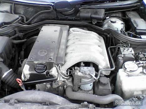 Mercedes Benz E300 TD (SOLGT) billede 8