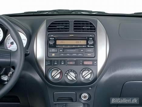 Toyota RAV4 - Solgt til min far billede 7