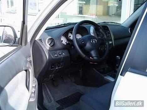 Toyota RAV4 - Solgt til min far billede 8