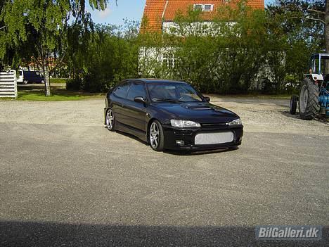 Toyota Corolla 1,6 Sport "SOLGT" - Er hun ikke smuk efter en dejlig lakforsejling? billede 2