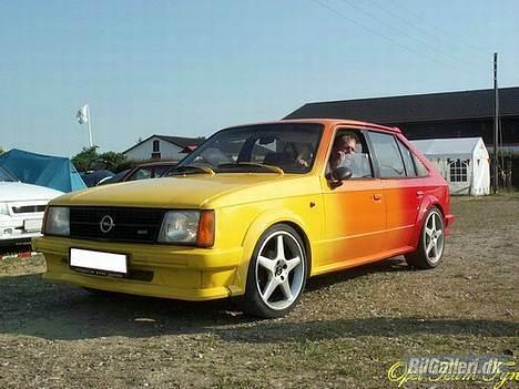 Opel Kadett D GTE  FILUR - 3. gang jeg malede den.. sku lige nå at male den , inden jeg skulle til træf.. tog 3 timer..;) billede 1