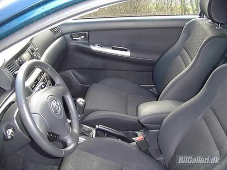 Toyota Corolla T Sport - Kabinen med carbon-/kulfiberstyling. billede 8