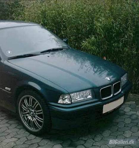 BMW E36 316i compact bavaria - Endnu et billede fra højre front af bilen (må se at få den vendt og tage flere billeder ;)), før den blev sænket  billede 4