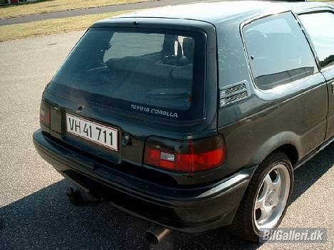 Toyota Corolla 1.3 XL - SOLGT - Her kan man se potten, baglygterne og de tonede bagsideruder samt den hjemmelavede hattehylde :D billede 7