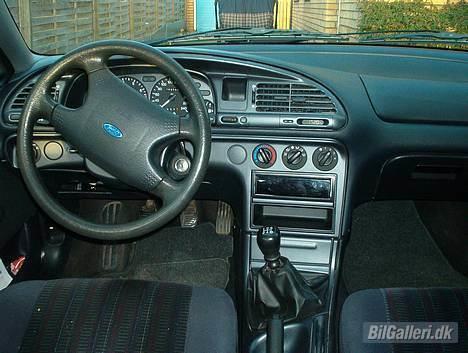 Ford Mondeo "Solgt" - ja, den trængte godt nok til at blive støvsuget  billede 5