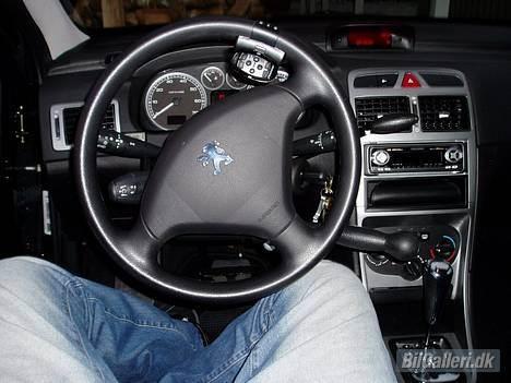 Peugeot 307 XS SOLGT - Speeder og bremse sidder bag ved rattet i højre side! billede 9
