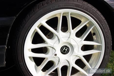 Honda CRX 1.6i 16V  (SMADRET) - Nej, de er ikke beskidte... men det er guld-effekt i toppen af fælgen der får den til at se lidt "grumset" ud... MEN skal opleves i dagslys!!! Det er for fedt ;-) billede 2