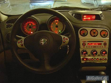 Alfa Romeo 156 1,9 JTD 16v RST - Instrumentbordet i lettere mørke, det ser bare godt ud med det røde lys, De 7 grader som der er foreskellen på højre og venstre side på bizone klimaanlægget er max billede 8