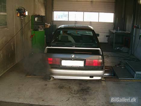 BMW E30   324 D - Lige et pic. fra rullefeltet....... billede 4