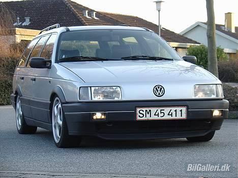 VW Passat 35i GT "SOLGT" - Gammel vogn med ny undervogn! Bemærk at der er yderligere 70-80mm tibage på gevinden bagpå men kommer den mere end 20mm længere ned bag så skrabber den på skærmene, men den er jo lav nok lige pt. :-) billede 18