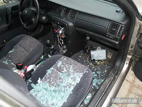 Opel Vectra B **STJÅLET** - et lille billed af indbrudet fra sidste måned, mangler anlæg for 25.000,- billede 6