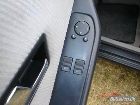 Audi 80 2,8 V6 - El-ruder og spejle, hvor kontakterne lyser rødt  billede 9