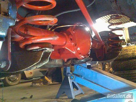 Volvo 142 "Flamin' Moe" - Nyt bagtøj og sænkningsfjedre monteret billede 12