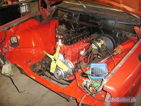 Volvo 142 "Flamin' Moe" - Lillebror er ved at renovere motorrummet med bla ny motor! billede 13