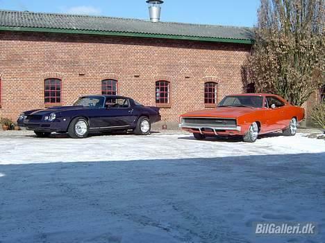 Dodge Charger - Så er der vist ingen tvivl om at bilen er min, her står den sammen med min tidligere Camaro billede 12