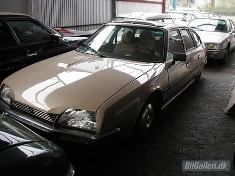 Citroën CX 2400 Pallas IE Aut. - Her står den så og griner. Farven hedder sable Dorée og er fantastisk flot til bilen, synes jeg. billede 1