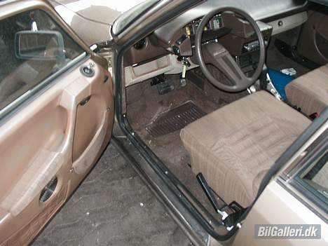 Citroën CX 2400 Pallas IE Aut. - Bieneuve, Monsieur! Her sidder man fantastisk godt - lange ture er en udtalt fornøjelse, og automatgearet sikrer helt svævende og rykfri kørsel billede 3