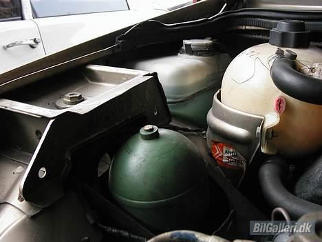 Citroën CX 2400 Pallas IE Aut. - Nærbillede af et andet yndet angrebssted for de wamle små rustorme. Den grønne bold i kan se (jer, der ikke vidste det i forvejen) er gaskuglen, afløseren for den gammeldags hestevognsfjeder. Det ved de fleste andre bilfabrikanter bare ikke endnu...? billede 11