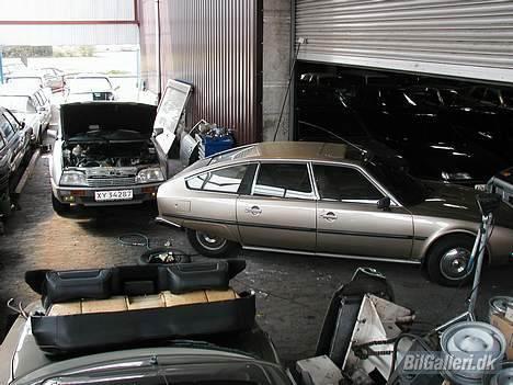 Citroën CX 2400 Pallas IE Aut. - Min hverdaCXvogn i baggrunden. Inde i hallen kan i liiiige se den Vegagrønne XM stå og kikke billede 12